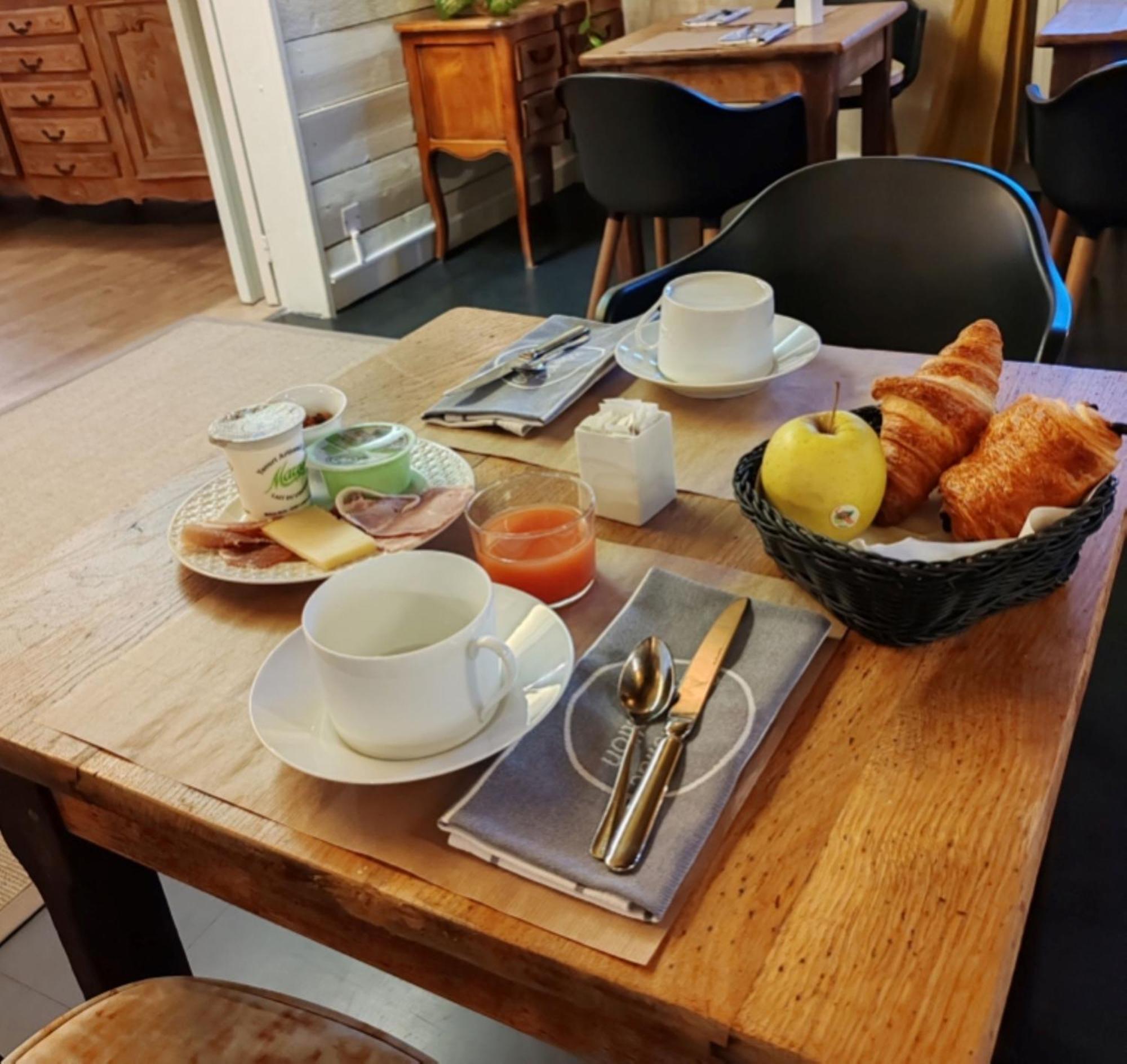 Logis Hotel - Restaurant Le Relais De Comodoliac サン・ジュニアン エクステリア 写真