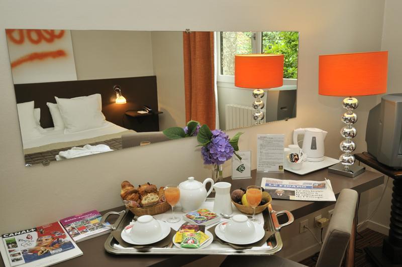 Logis Hotel - Restaurant Le Relais De Comodoliac サン・ジュニアン エクステリア 写真